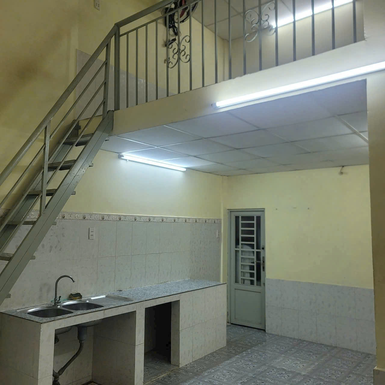 Cách 1 Căn  Là  Ra Mặt Tiền Thạch Lam 67m2 Vuông vức Dòng Tiền 240Tr/ Tháng Nhỉnh 6 Tỷ Xíu