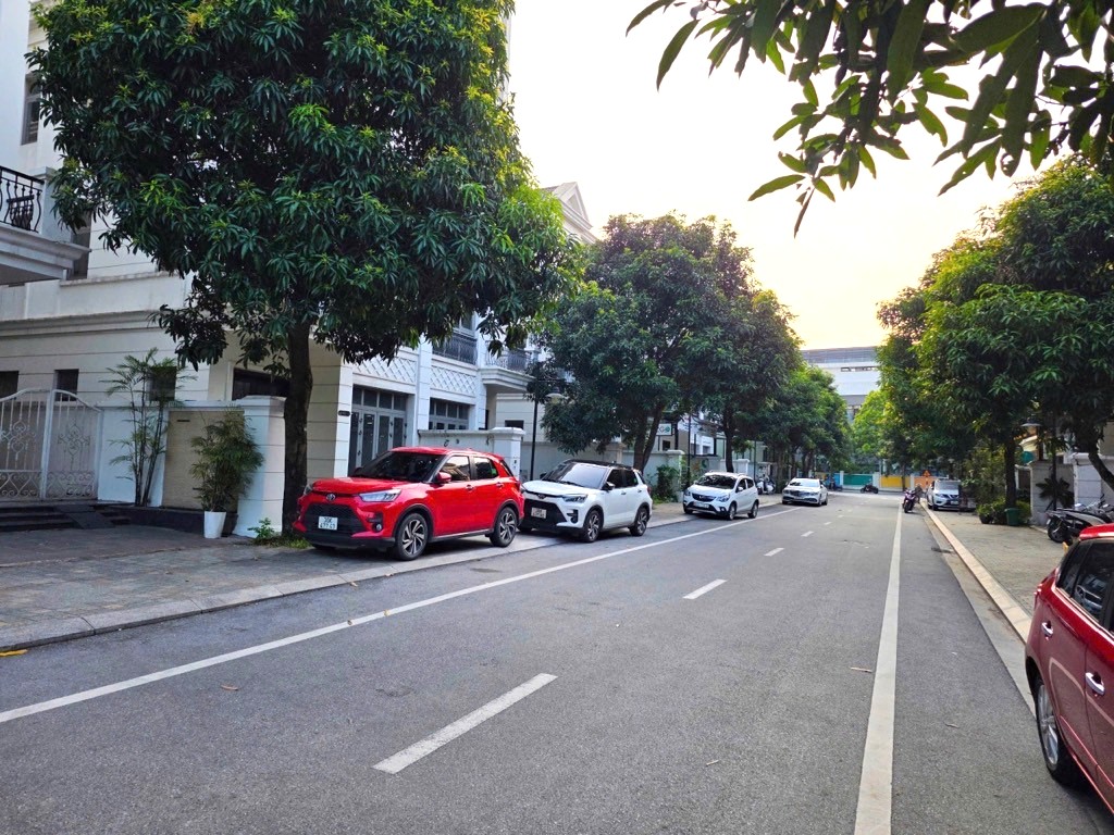BÁN BIỆT THỰ VINHOMES RIVERSIDE 176M2- 4 Tầng- 54 Tỷ