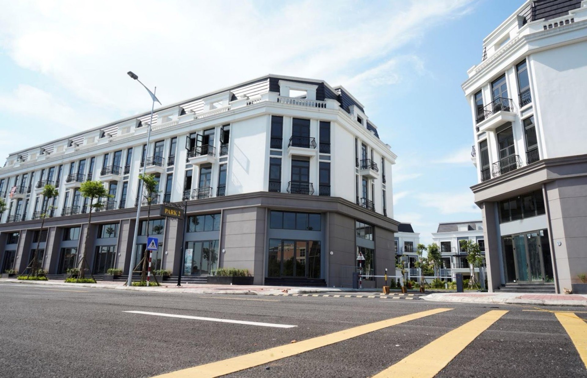 BÁN NHÀ LIỀN KỀ THẠCH BÀN 130M2- 4 TẦNG- Ở SƯỚNG- 29.5 TỶ,