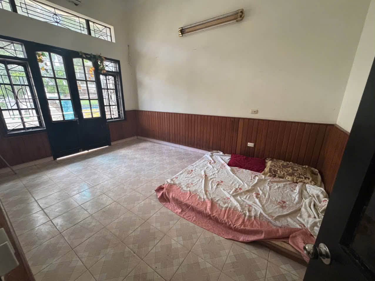 nhà mặt Phố Đức Giang 90m2, 3 tầng, mt rộng 7m, đường ô tô tránh nhau, làm công ty, văn phòng đều tiện lợi chỉ 13tr/th