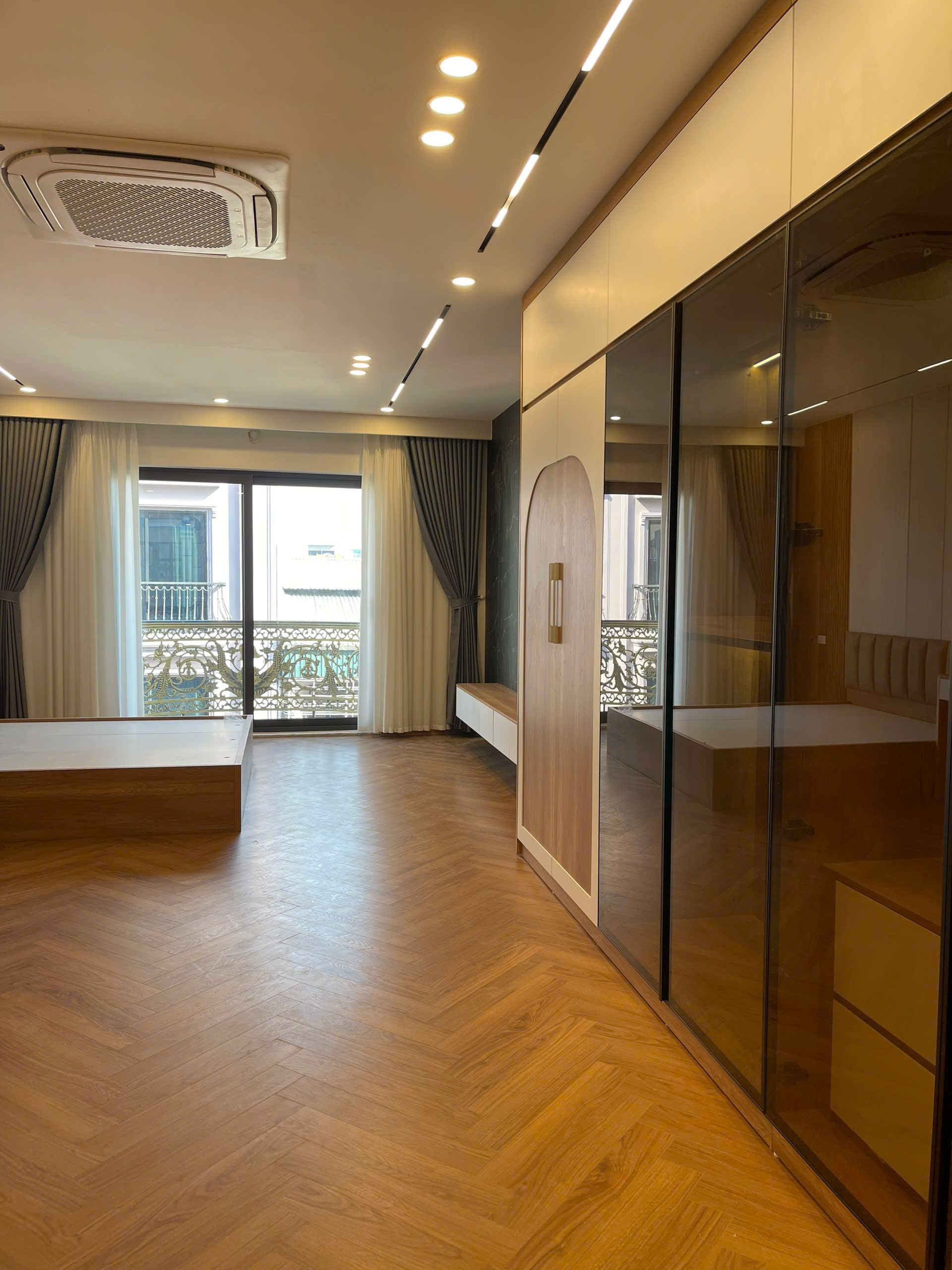 BÁN NHÀ THẠCH BÀN 60M2- 7 Tầng THANG MÁY- VỈA HÈ, Ô TÔ TRÁNH ĐỖ- 18.x Tỷ