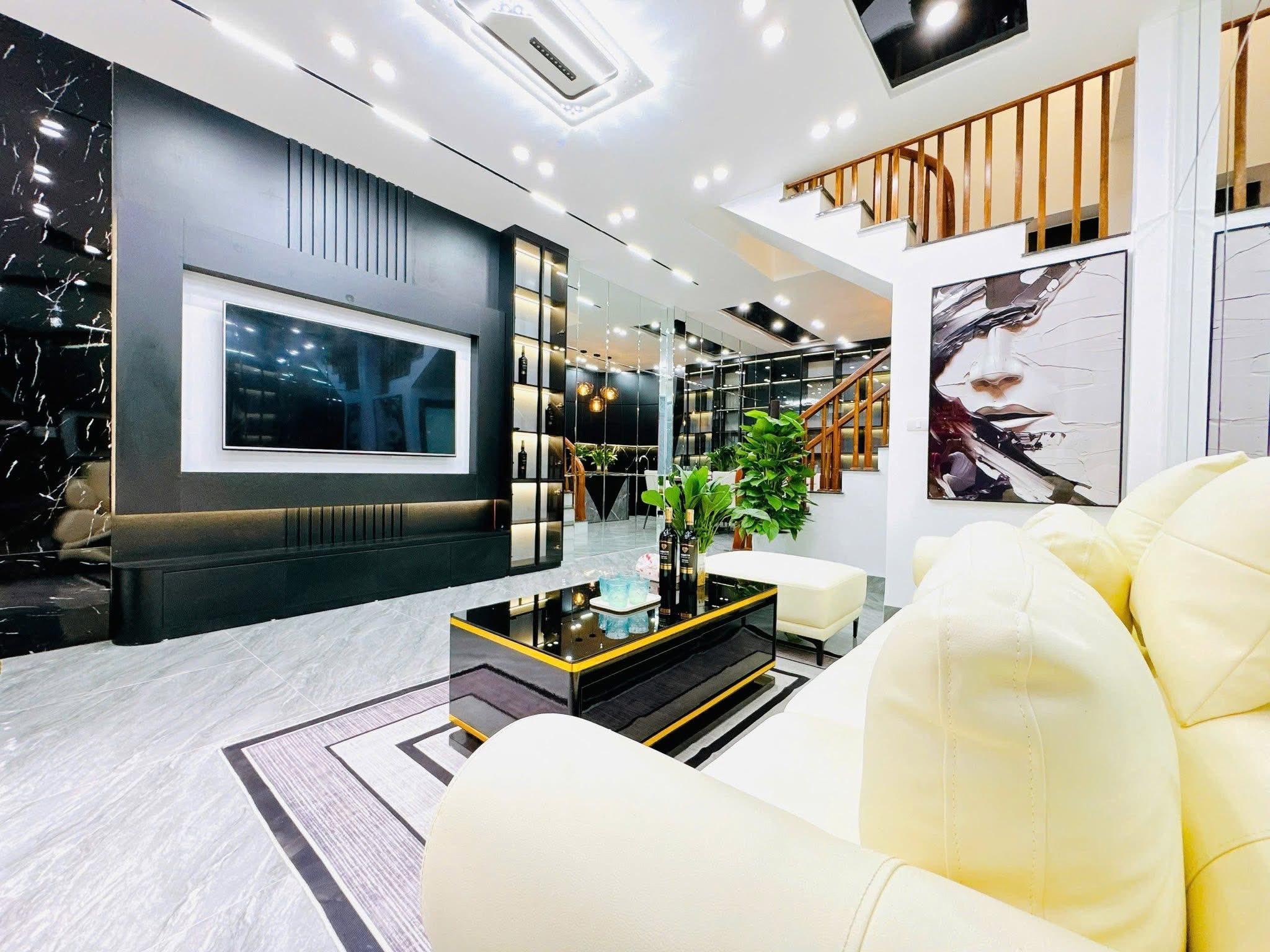Chính chủ bán nhà phố La Thành, 22m 5 tầng, lg, 100m ra ô tô, 5.4 tỷ 0973256699