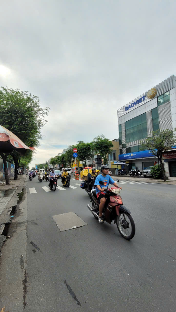 Bán nhà Trường Chinh,P.14,Q.Tân Bình - DT: 1.038m2 - CT: Hầm + 7T - Gía: 120 tỷ
