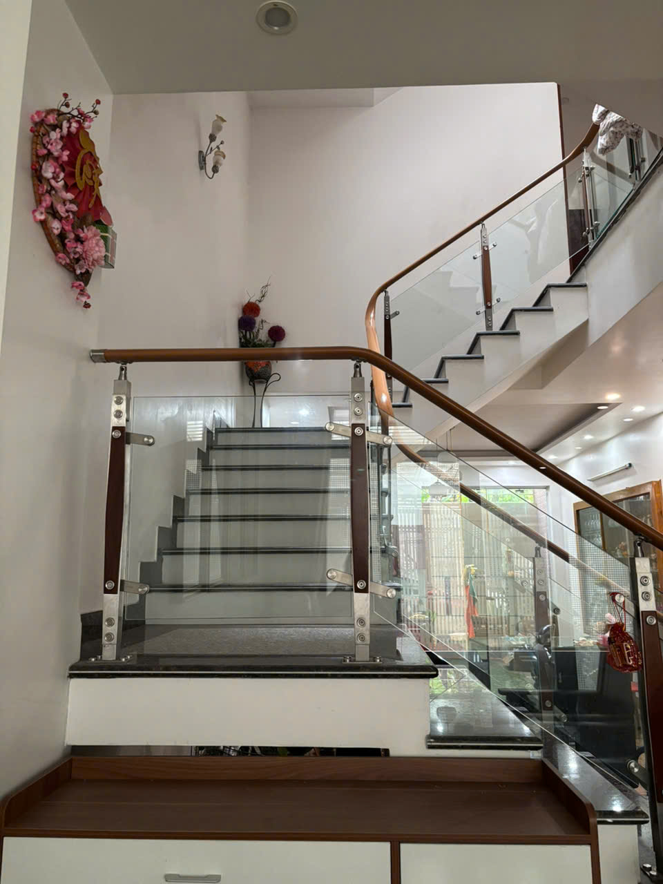 Nhà đẹp phố Lê Văn Thuyết - Diện tích rộng, giá tốt.