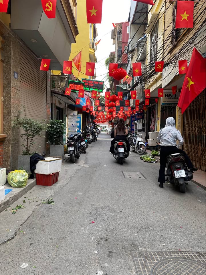 BÁN NHÀ PHỐ THÁI HÀ KINH DOANH SẦM UẤT NGÀY ĐÊM .