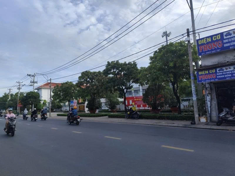 Bán nhà Mặt tiền Tô Ký - gần Nguyễn Ảnh Thủ, thuộc Q12, 25x25m, Cấp 4 - tiện xây, 69 Tỷ.