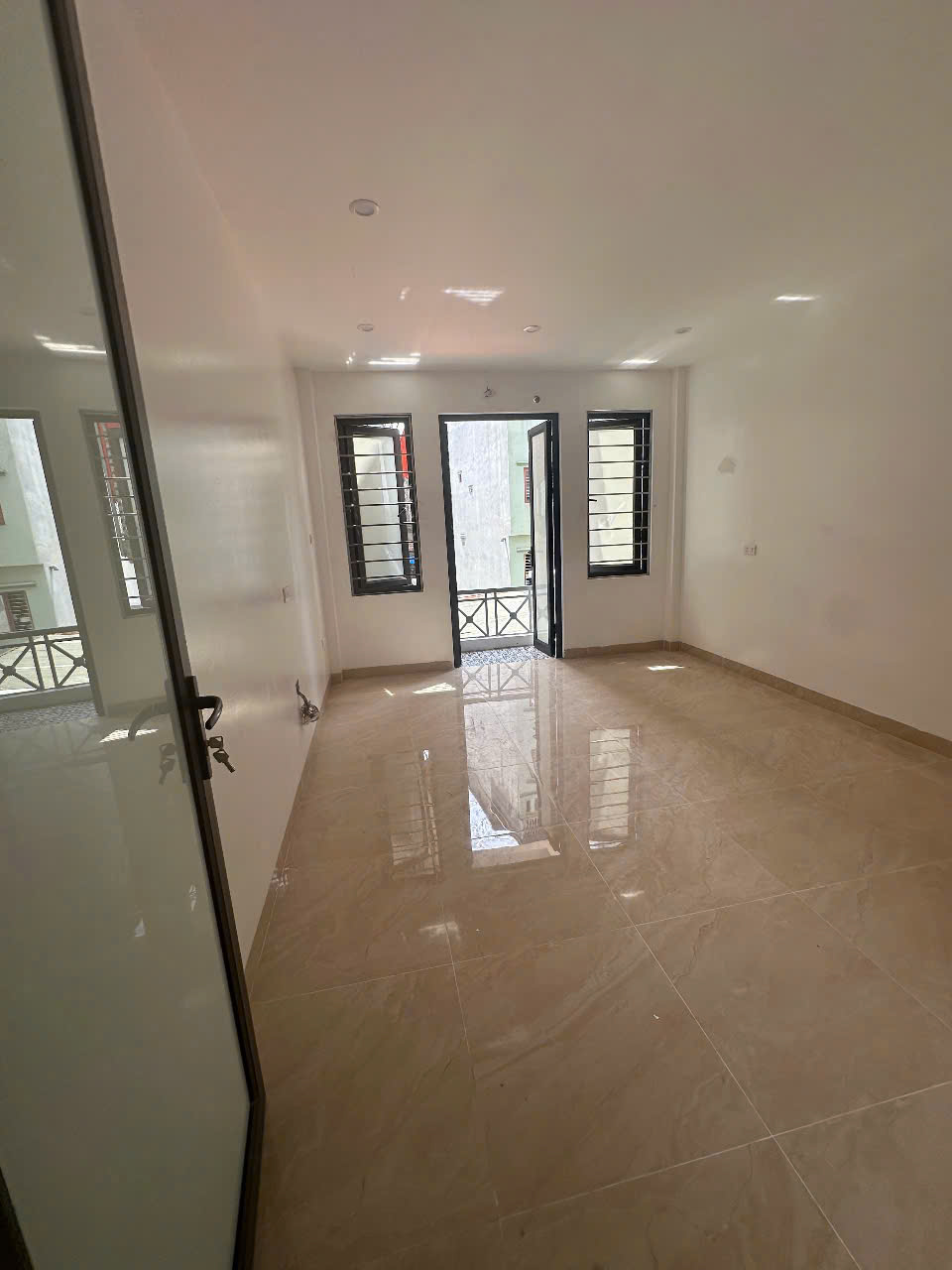 Chính chủ cần bán nhà 5 tầng tại đường Hồ Tùng Mậu - Ô tô gần - An cư trung tâm - Full nội thất