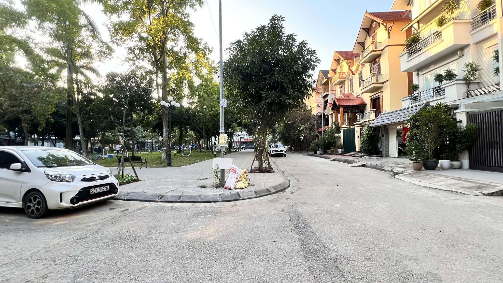 biệt thự lô góc Sài Đồng, 3 mặt vỉa hè , ôtô tránh, view công viên cây xanh