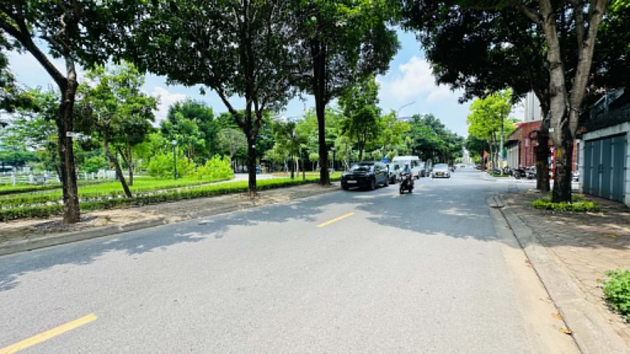 biệt thự sân vườn Long Biên,MT 13m, sát công viên cây xanh, hồ điều hoà, ôtô dừng đỗ ngày đêm
