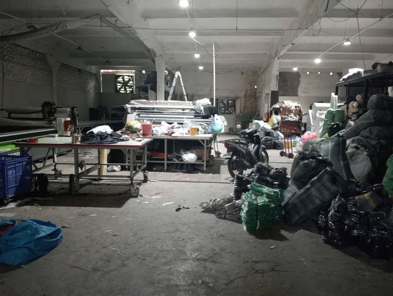 Cho thuê kho 500m2, tại Đức Giang, hợp đồng lâu dài , đường rộng, container vào đến nơi, giá thuê hữu nghị 100k/m2 .