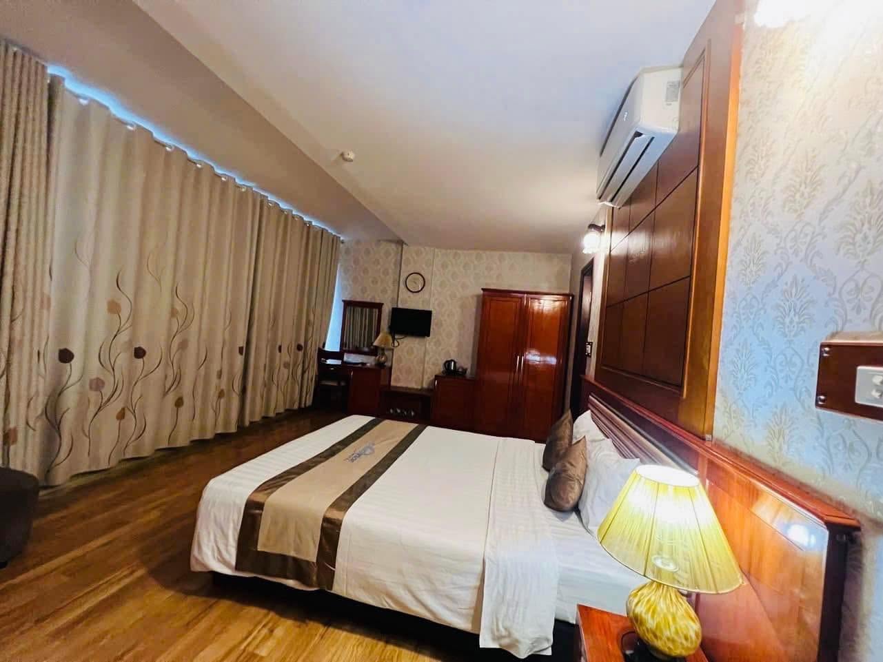 Bán khách sạn phố Hàng Điếu, 55m2, 43.5 tỉ, tổng 11 phòng, doanh thu 150tr/tháng