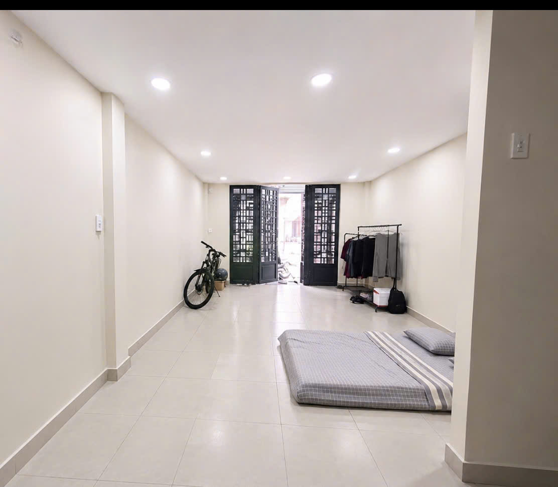 NGAY TRỤC NGUYỄN CHÍ THANH - NGÔ QUYỀN QUẬN 10 - TRƯỚC NHÀ 4M THOÁNG - NGANG 4M - 2 TẦNG-3