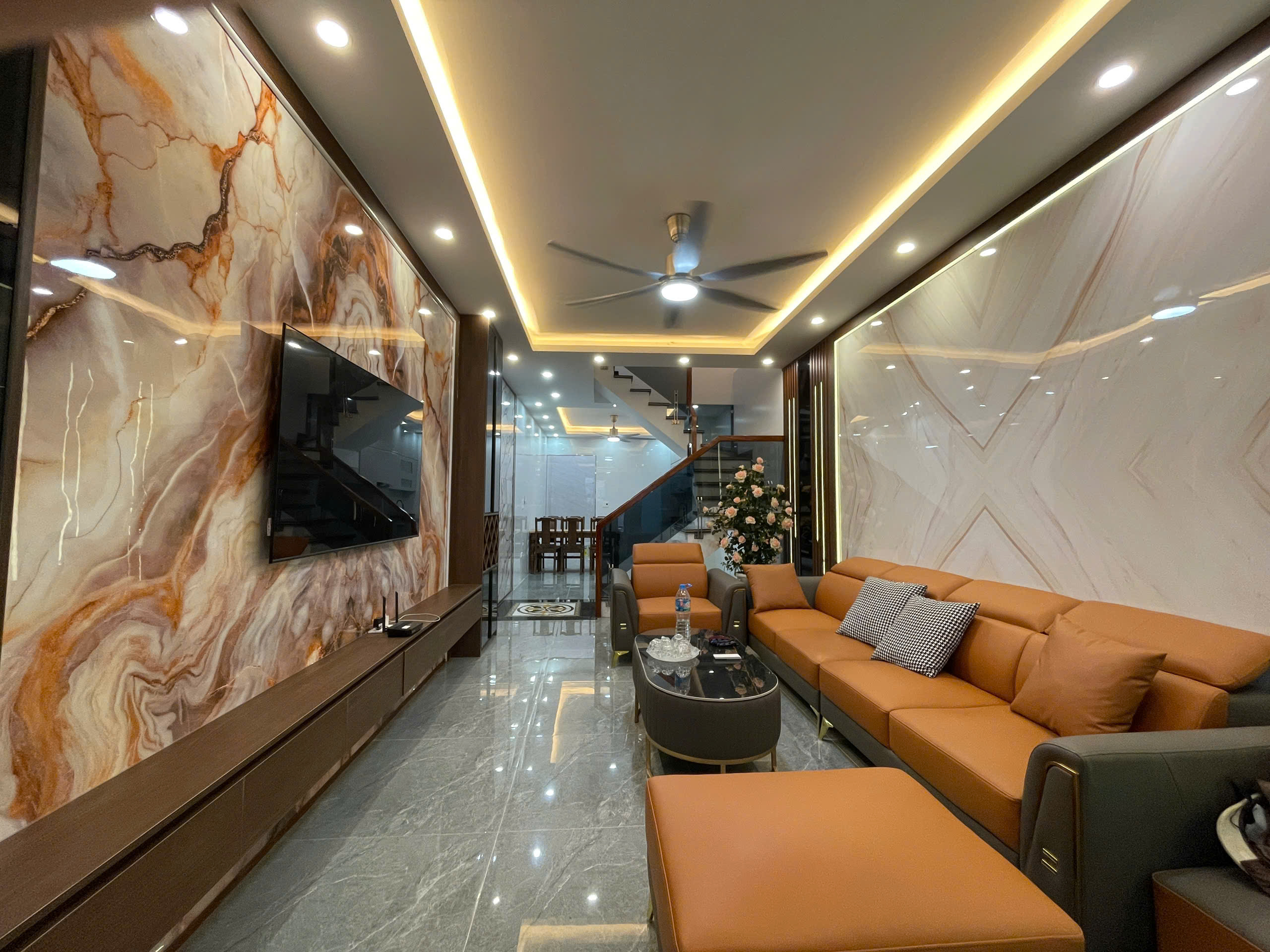 BÁN NHÀ ĐẸP 430 TRẦN NGUYÊN HÃN – FULL NỘI THẤT

Diện tích: 65m² sân cổng riêng 3 tầng độc lập
