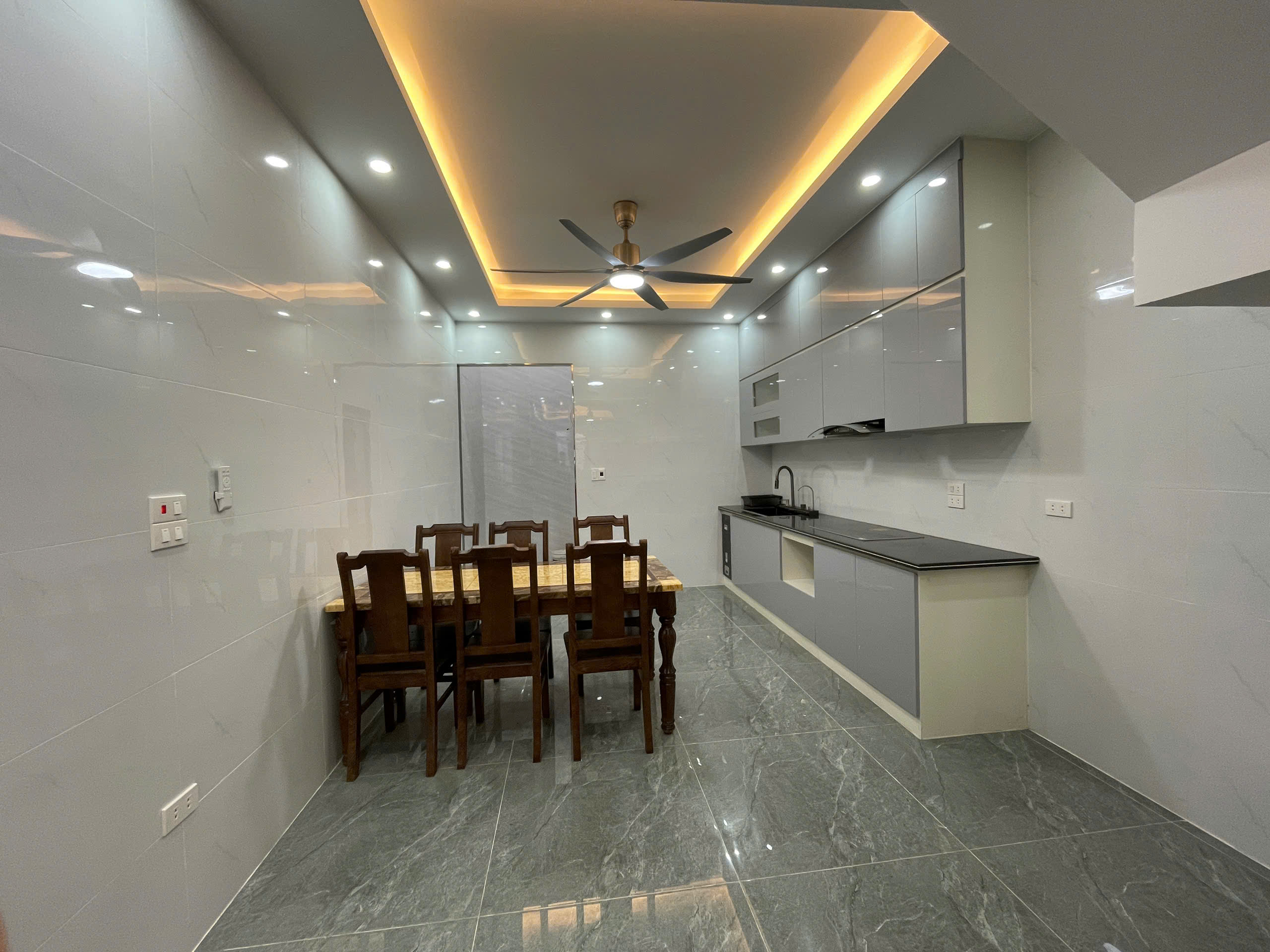 BÁN NHÀ ĐẸP 430 TRẦN NGUYÊN HÃN – FULL NỘI THẤT

Diện tích: 65m² sân cổng riêng 3 tầng độc lập