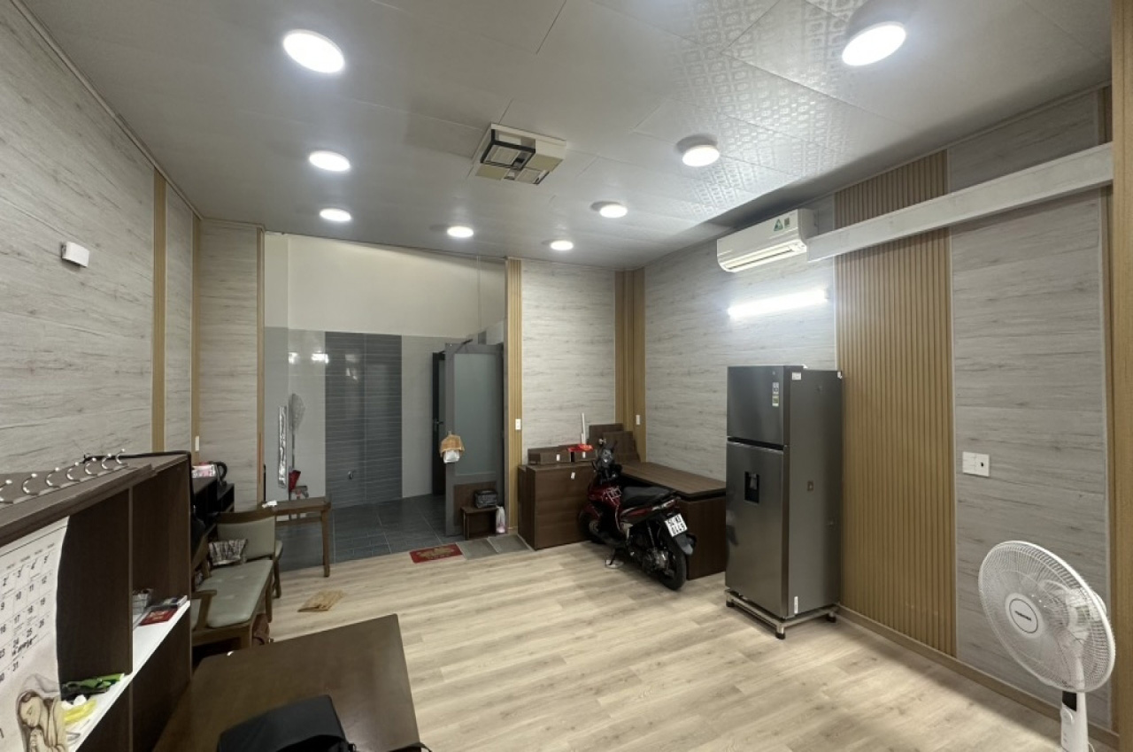[T2686*] Nhà Hẻm Xe Tải Vào Ở Ngay Sát Chợ Lạc Quang - Giá 8.x Tỷ