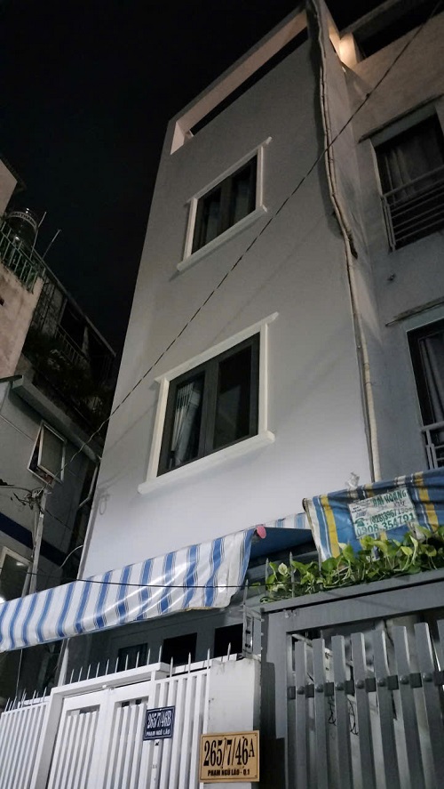 CHO THUÊ NHÀ MỚI 3 MẶT TIỀN: 1 TRỆT 2 LẦU + SÂN THƯỢNG, DTSD: 105M2, 2PN, FULL NỘI THẤT, P.BẾN THÀNH, Q.1