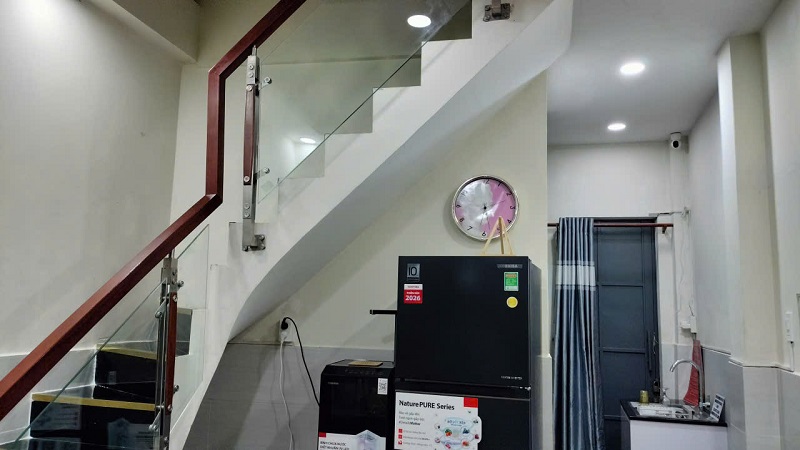 CHO THUÊ NHÀ MỚI 3 MẶT TIỀN: 1 TRỆT 2 LẦU + SÂN THƯỢNG, DTSD: 105M2, 2PN, FULL NỘI THẤT, P.BẾN THÀNH, Q.1-3