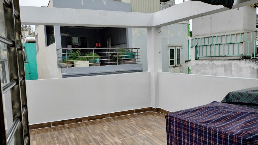 CHO THUÊ NHÀ MỚI 3 MẶT TIỀN: 1 TRỆT 2 LẦU + SÂN THƯỢNG, DTSD: 105M2, 2PN, FULL NỘI THẤT, P.BẾN THÀNH, Q.1-4