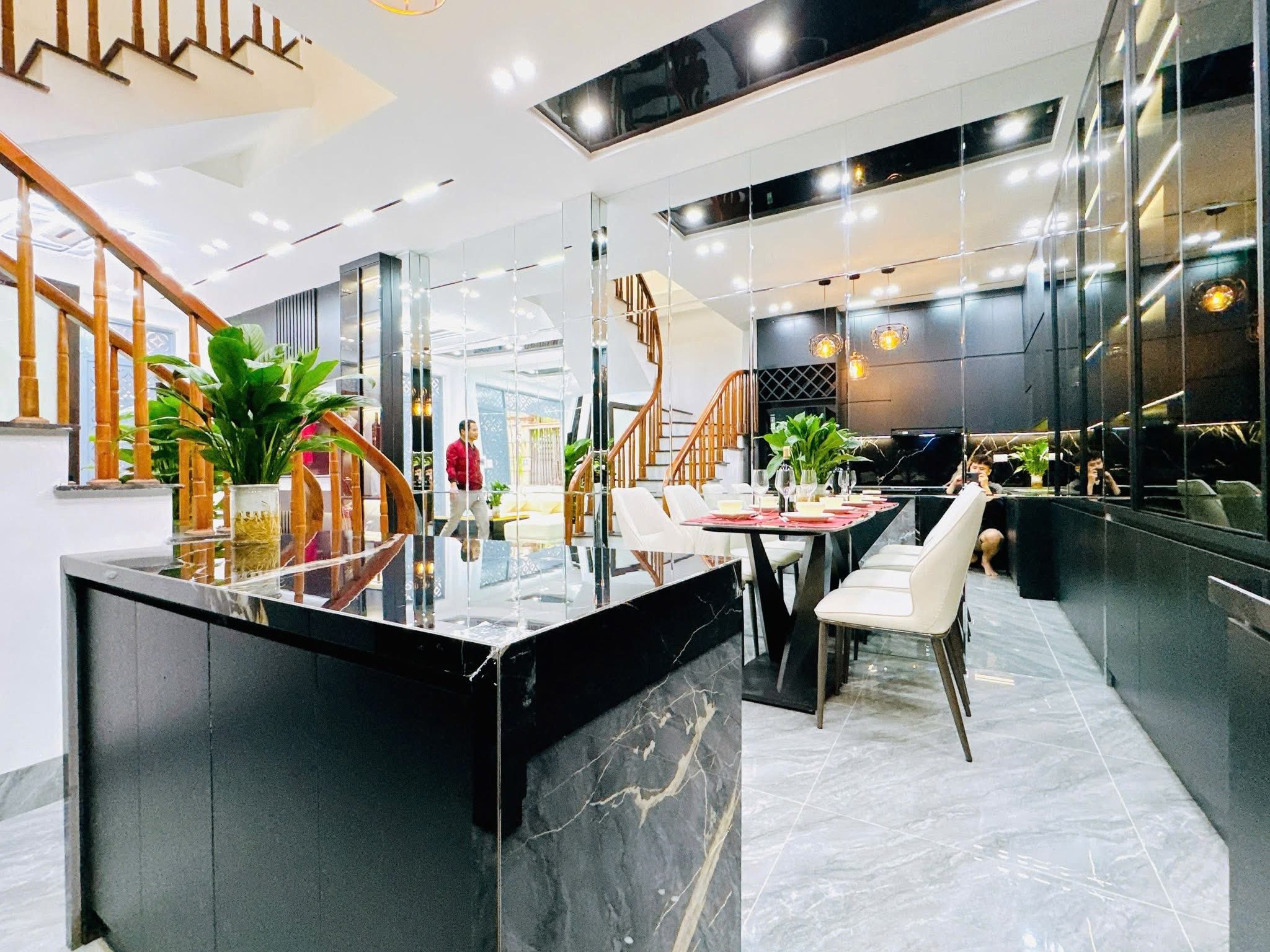 Chính chủ Bán nhà ngõ Văn Hương, 23m 5 tầng, lg, 100m ra ô tô, an sinh đỉnh, 5.4 tỷ 0973256699.
