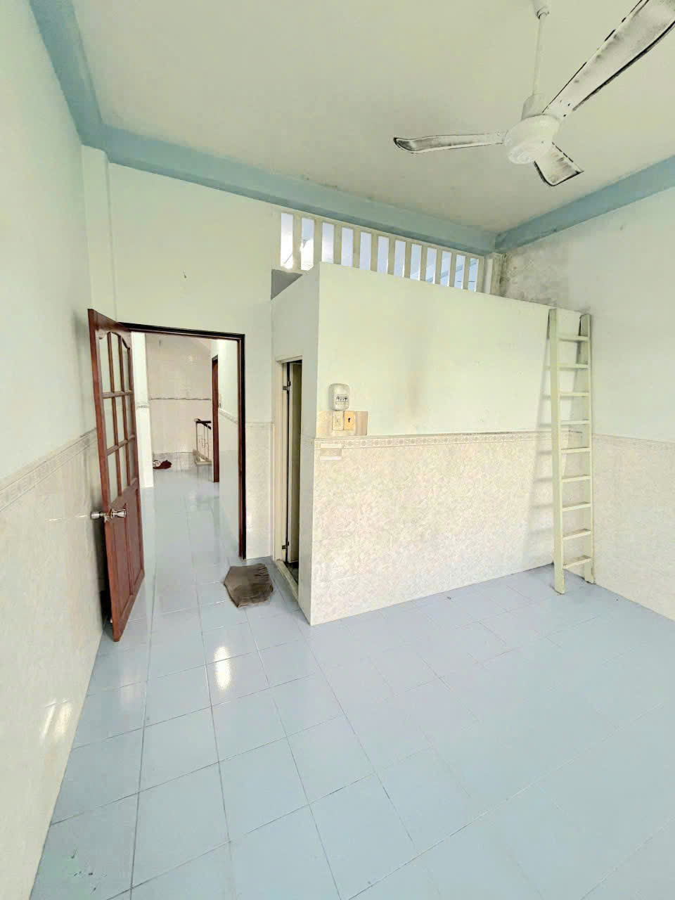 Bán nhà mặt tiền kinh doanh cạnh Q1 
Ngang 4 dài 10 đúc 5 tấm 
DÒNG TIỀN THUÊ 30 TRIỆU-3