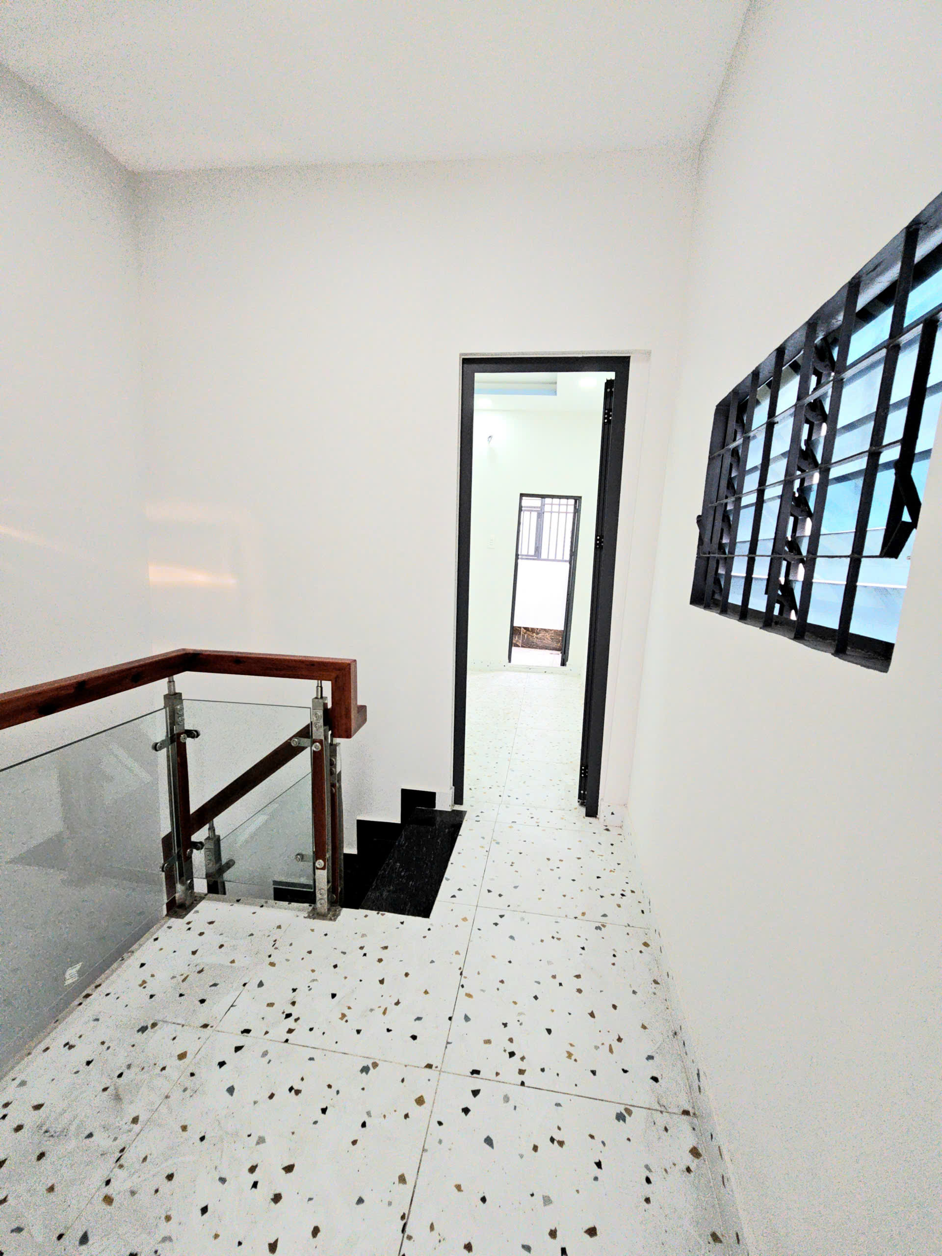 Bán nhà mặt tiền kinh doanh cạnh Q1 

Ngang 3 dài 17 đúc 2 tấm 

DÒNG TIỀN THUÊ 13 TRIỆU-3