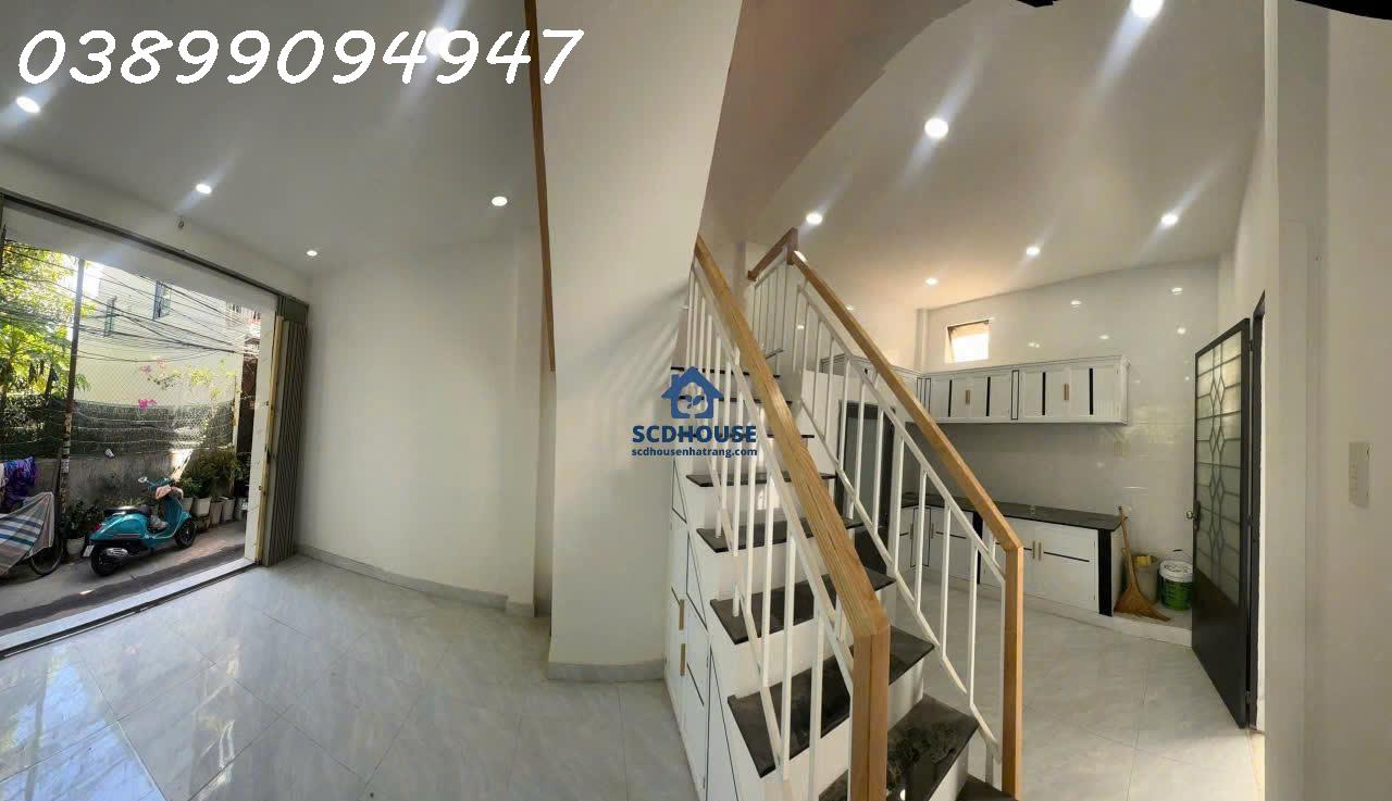 BÁN NHÀ LÔ GÓC 2 MẶT TIỀN HẺM CẮT KIẾNG ĐƯỜNG 2/4 NHA TRANG – DIỆN TÍCH 28M² KẾT CẤU 2 TẦNG ĐỦ NỘI THẤT GIÁ CHỈ 2.3 TỶ