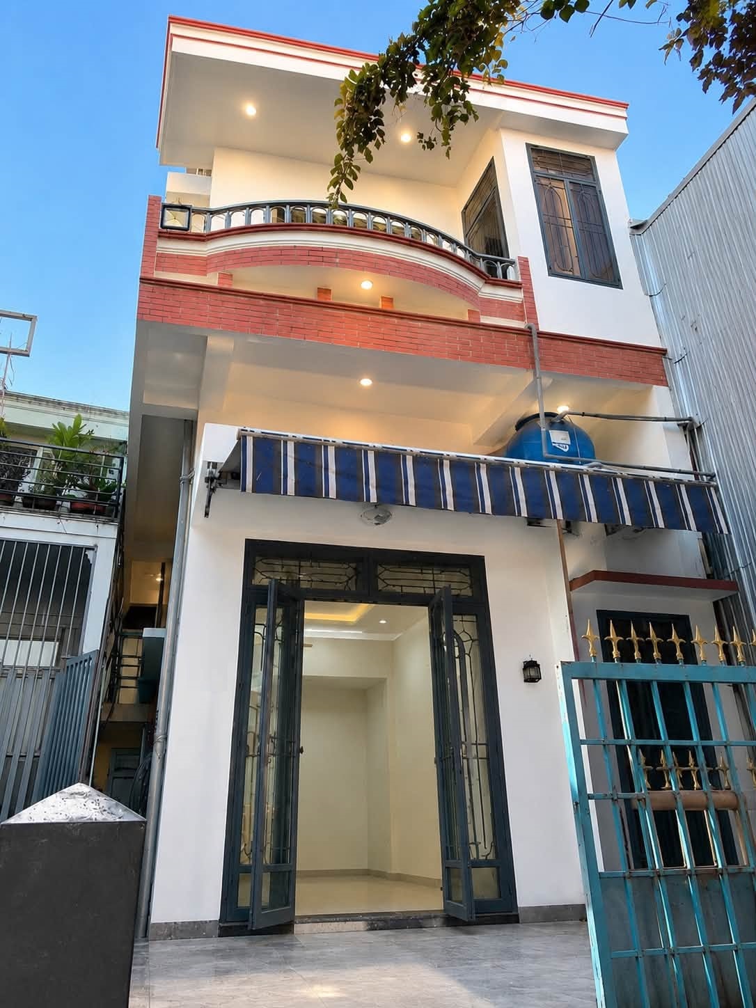 ♪ Kiệt gần Lê Duẩn, 78m2, ngang hơn 6m, 2.5 tầng kiên cố, 3PN, sân rộng, giảm sâu 700tr, còn 4.1 tỷ