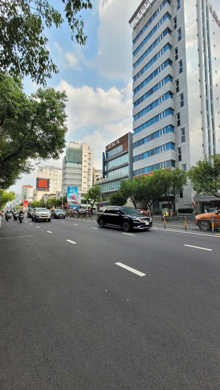 MT Ngay Nguyễn Văn Trỗi,P.11,Phú Nhuận - DT: 248m2(4 tầng) - Gía: 68 tỷ