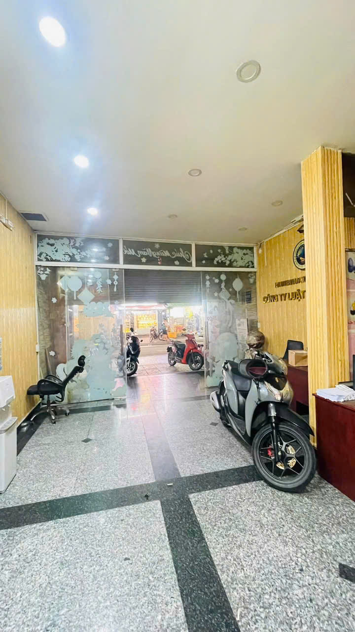 Bán nhà Mặt tiền Hoàng Hoa Thám - gần Đồng Xoài, 4,6x29m, 3 Tầng, 1 đời chủ, 34,8 Tỷ.