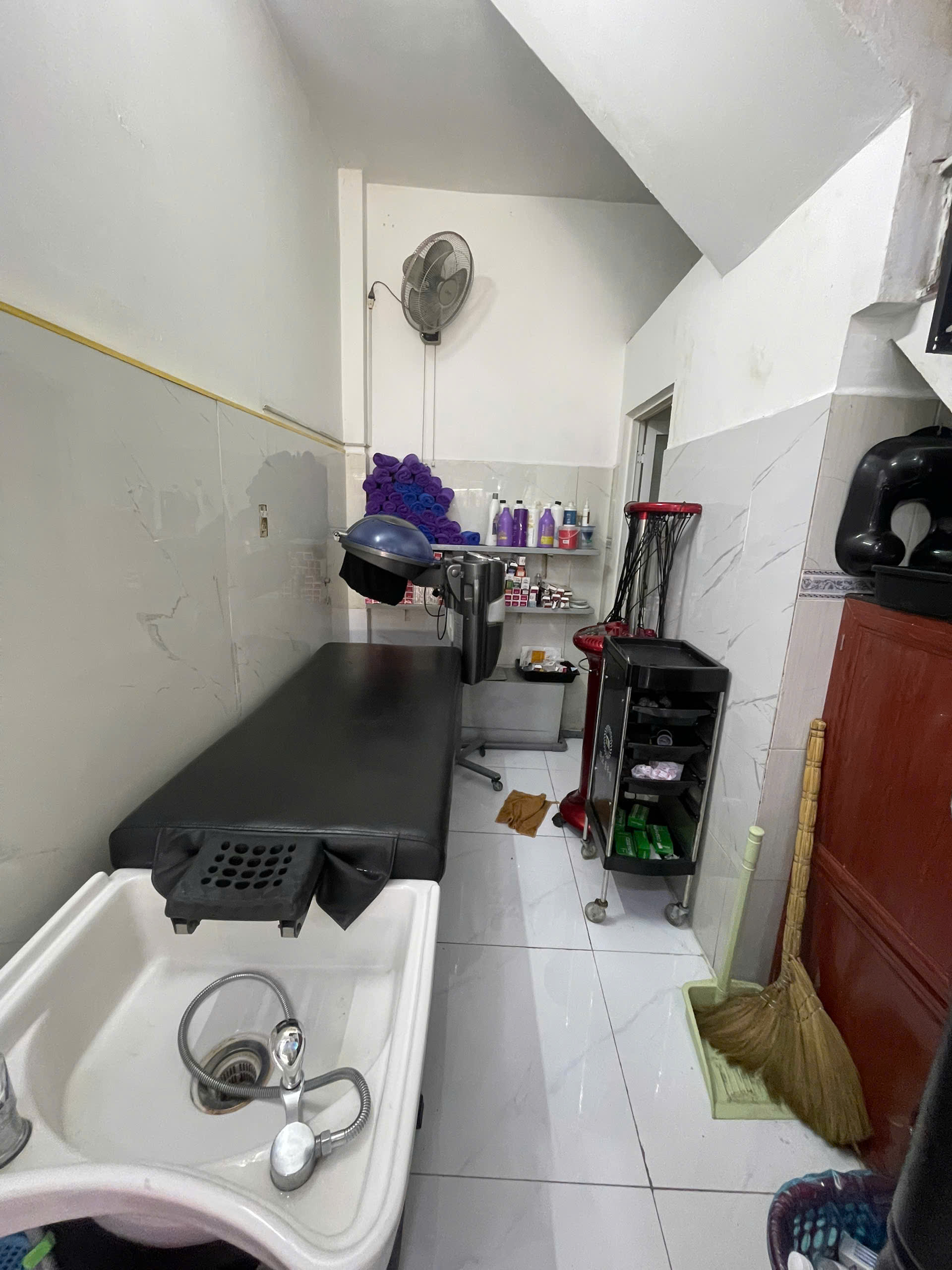SANG NHƯỢNG GẤP TOÀN BỘ SALON TÓC NAM – NỮ TẠI QUẬN 8 , HỒ CHÍ MINH