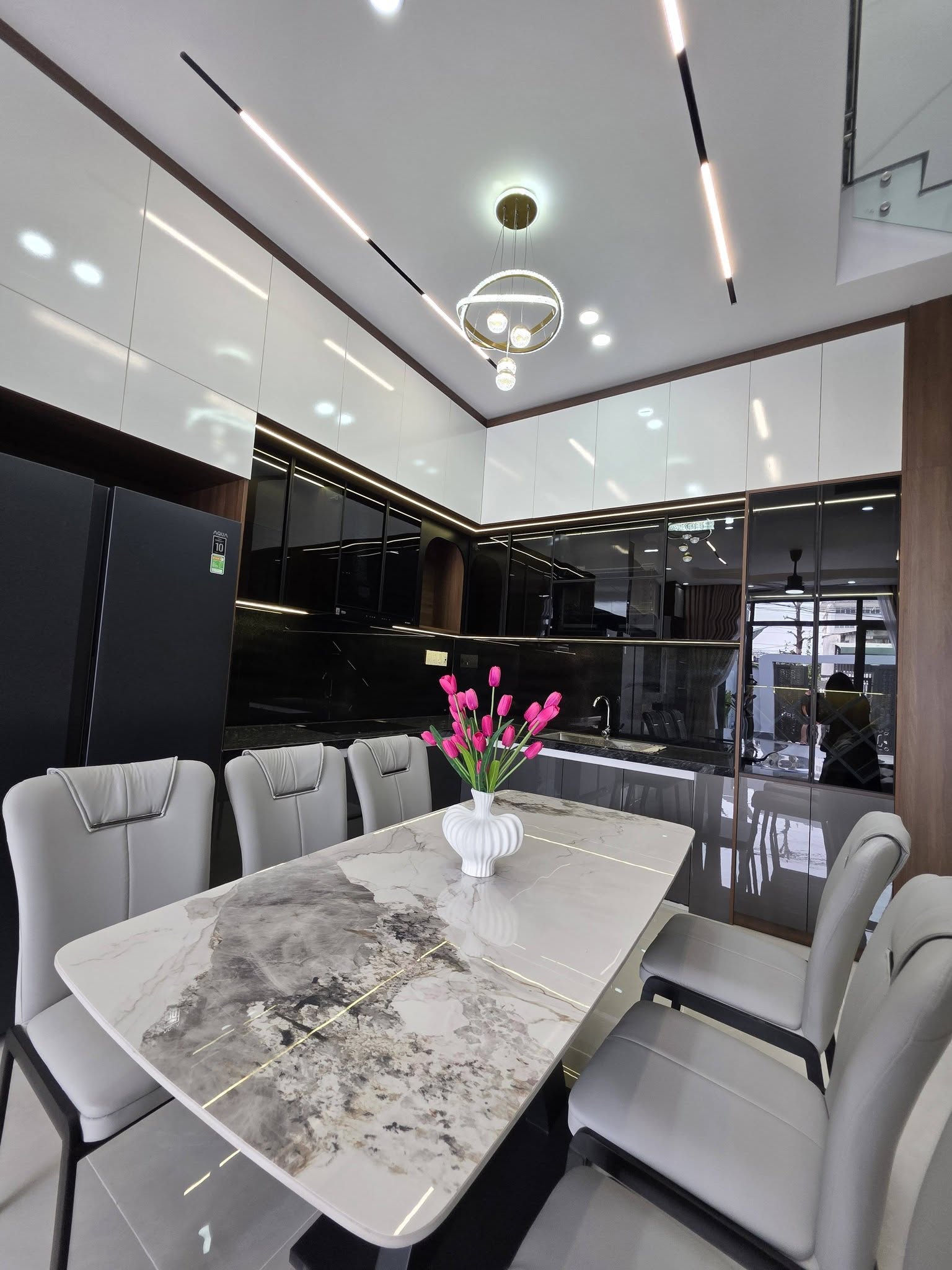 NHÀ FULL NỘI THẤT XỊN - Ô TÔ NGỦ TRONG NHÀ - KIỆT ÂU CƠ