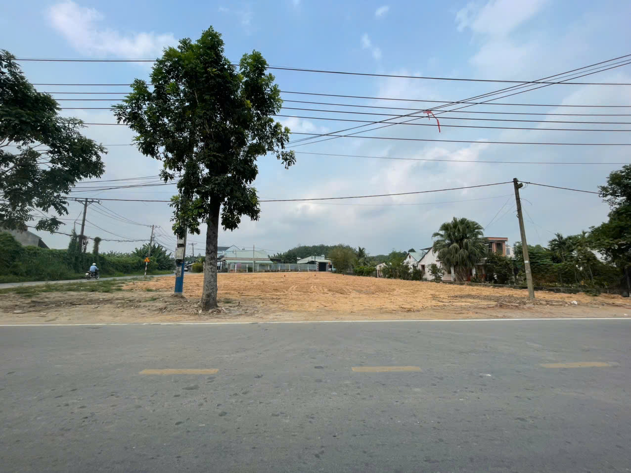 Cầm tiền chưa biết đầu tư gì? Lô đất nằm ngay mặt tiền đường nhà nước, thoáng mát, thoải mái