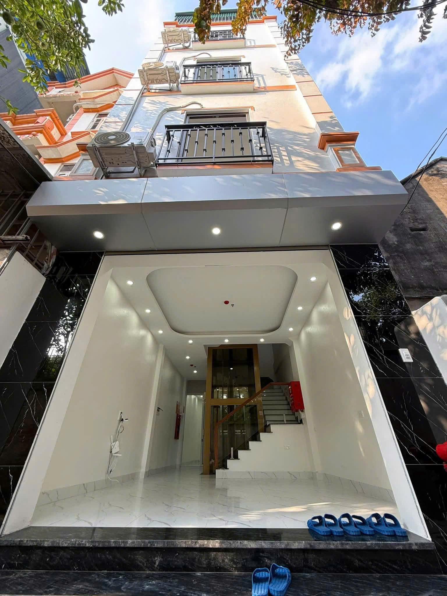 BÁN NHÀ 5 TẦNG THANG MÁY – NGÕ THÔNG – GẦN ĐẠI HỌC ĐẠI NAM – FULL NỘI THẤT