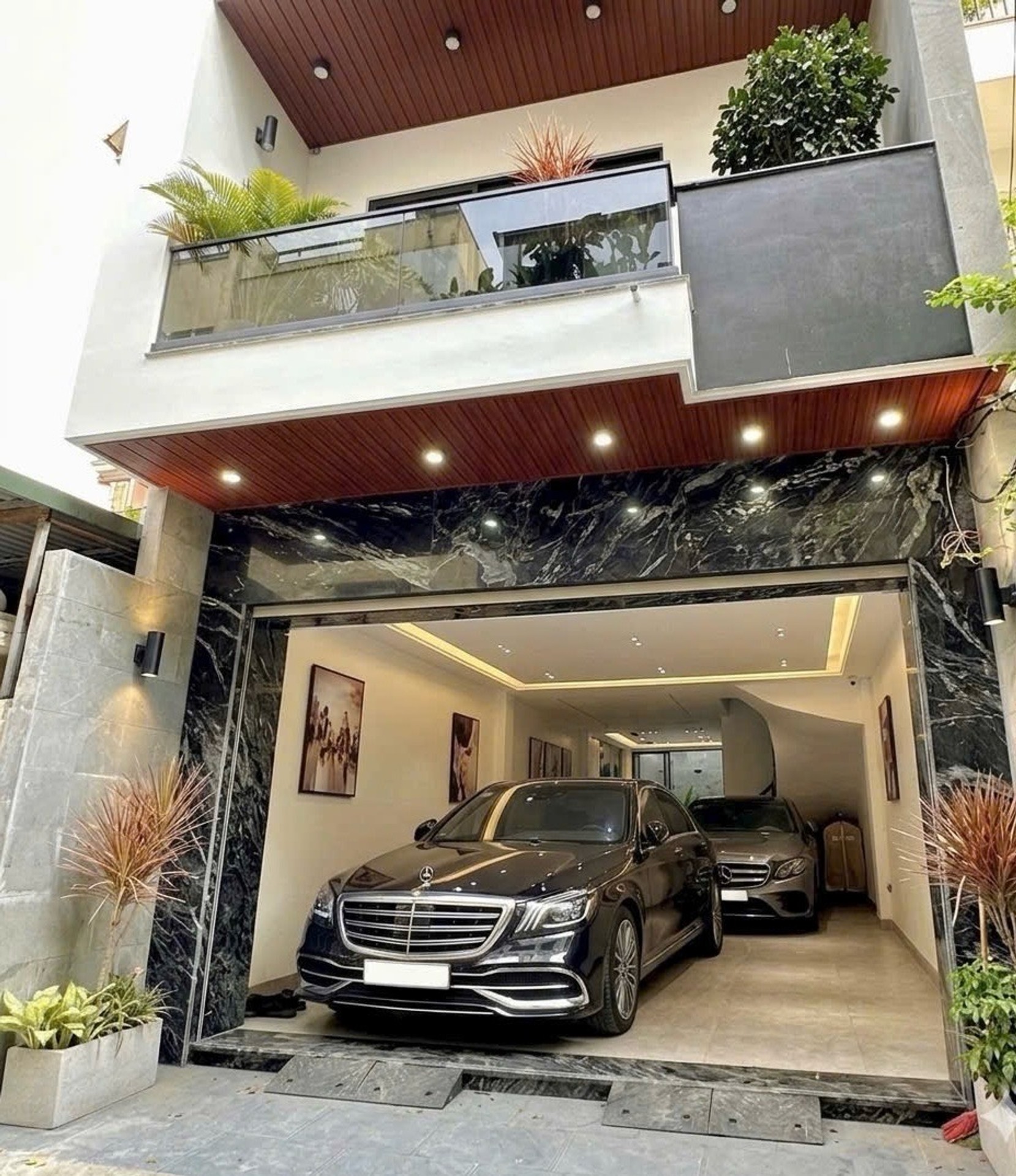 BÁN NHÀ VIỆT HƯNG 110M2- 7 Tầng THANG MÁY- GARA 3 Ô TÔ- 23.x Tỷ