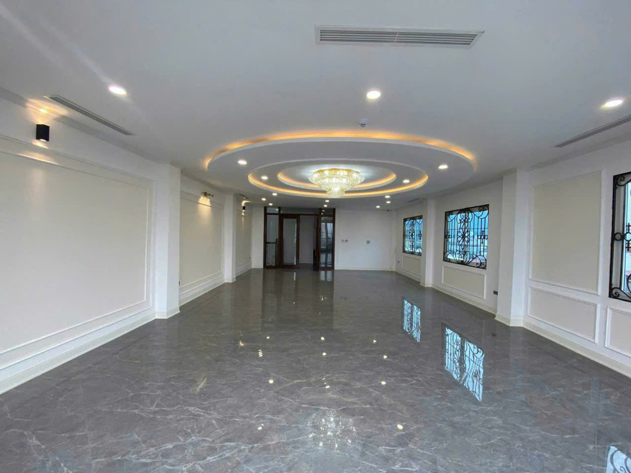 Cho thuê tòa nhà văn phòng mới tinh mặt phố Trung Kính, Cầu Giấy Đoạn đẹp và thoáng nhất phố, vỉa hè rộng 6m để xe thoải mái