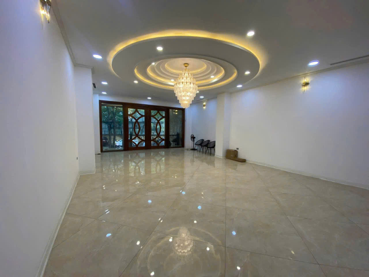 Cho thuê tòa nhà văn phòng mới tinh mặt phố Trung Kính, Cầu Giấy Đoạn đẹp và thoáng nhất phố, vỉa hè rộng 6m để xe thoải mái