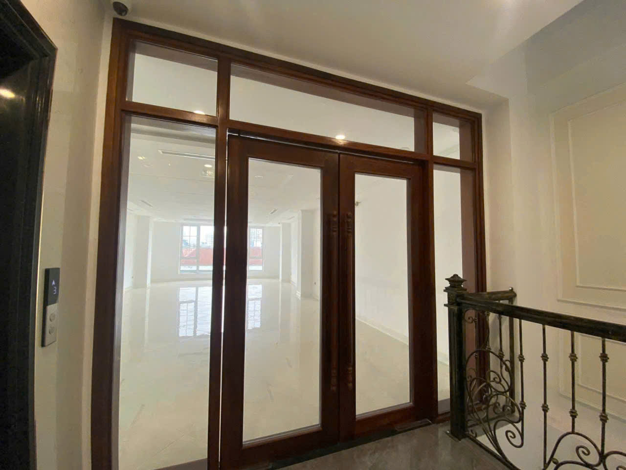Cho thuê tòa nhà văn phòng mới tinh mặt phố Trung Kính, Cầu Giấy Đoạn đẹp và thoáng nhất phố, vỉa hè rộng 6m để xe thoải mái-3