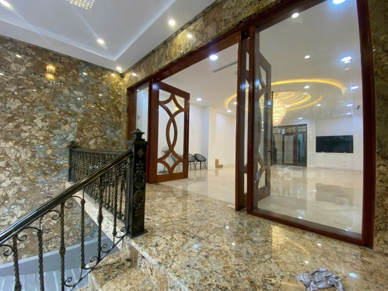 Cho thuê tòa nhà văn phòng mới tinh mặt phố Trung Kính, Cầu Giấy Đoạn đẹp và thoáng nhất phố, vỉa hè rộng 6m để xe thoải mái-4