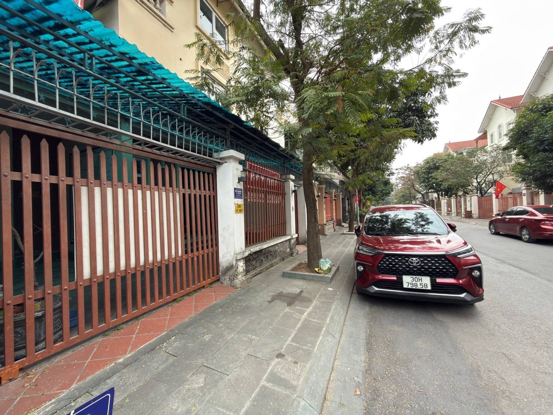 Biệt thự Sài Đồng 180m2, 4 tầng, vỉa hè , cây xanh mát xung quanh nhỉnh 40 tỷ.