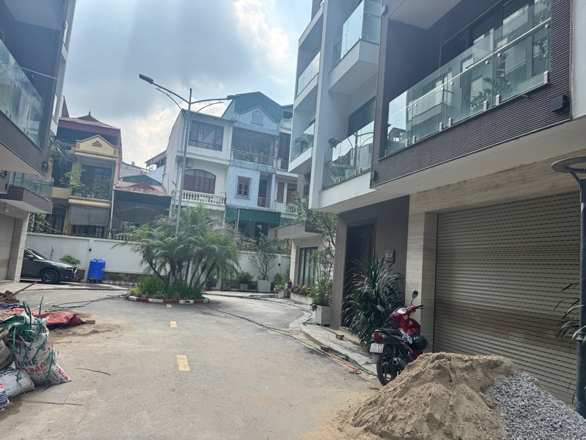 BÁN NHÀ NGỌC LÂM 76M2- 6 Tầng Thô- Ô TÔ TRÁNH, NGÕ NÔNG- 2x Tỷ