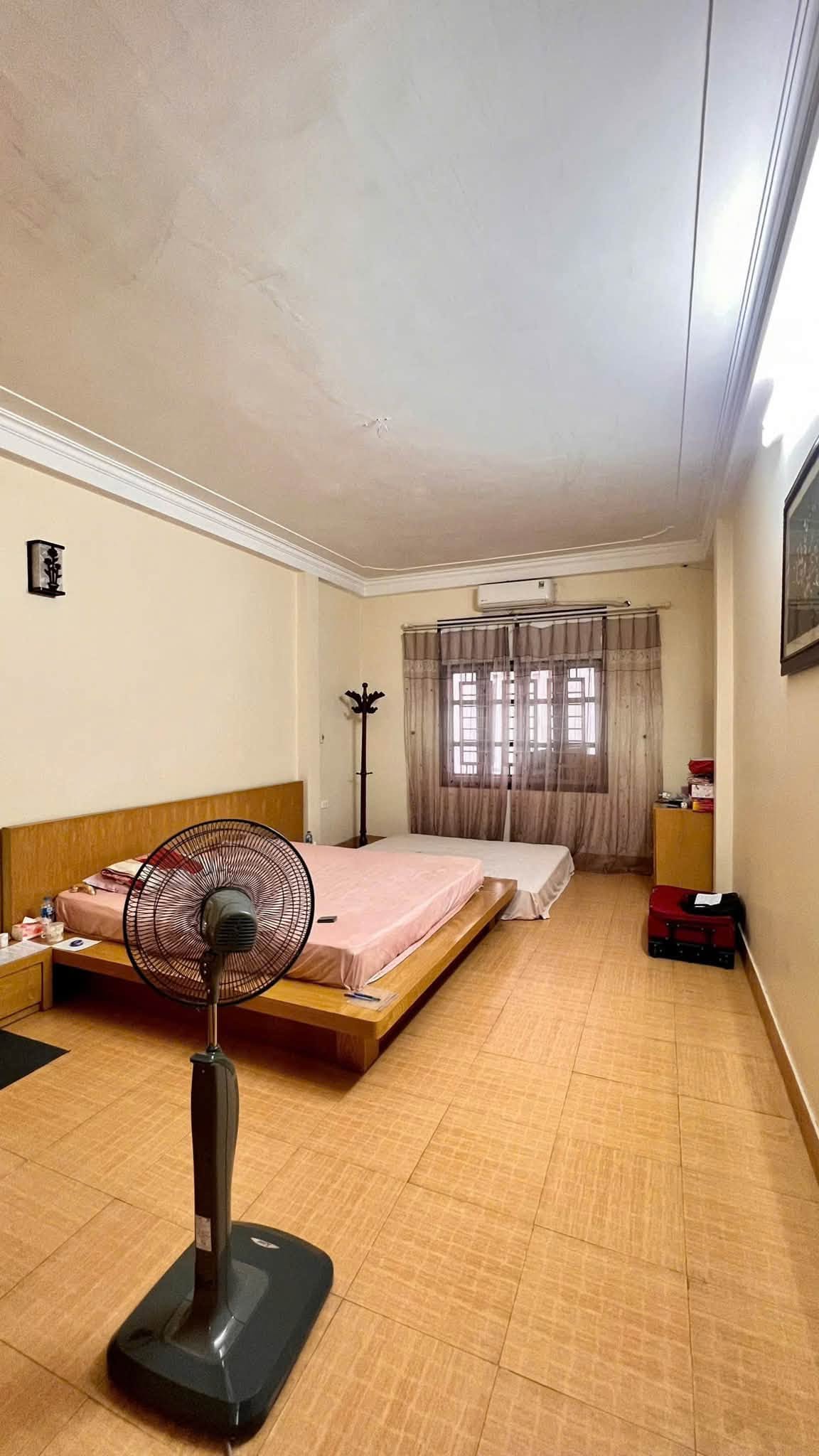 Bán nhà mặt phố Phó Đức Chính, 100m2, 4 tầng, mặt tiền 4.6m, 54 tỉ, vỉa hè rộng, KD tốt