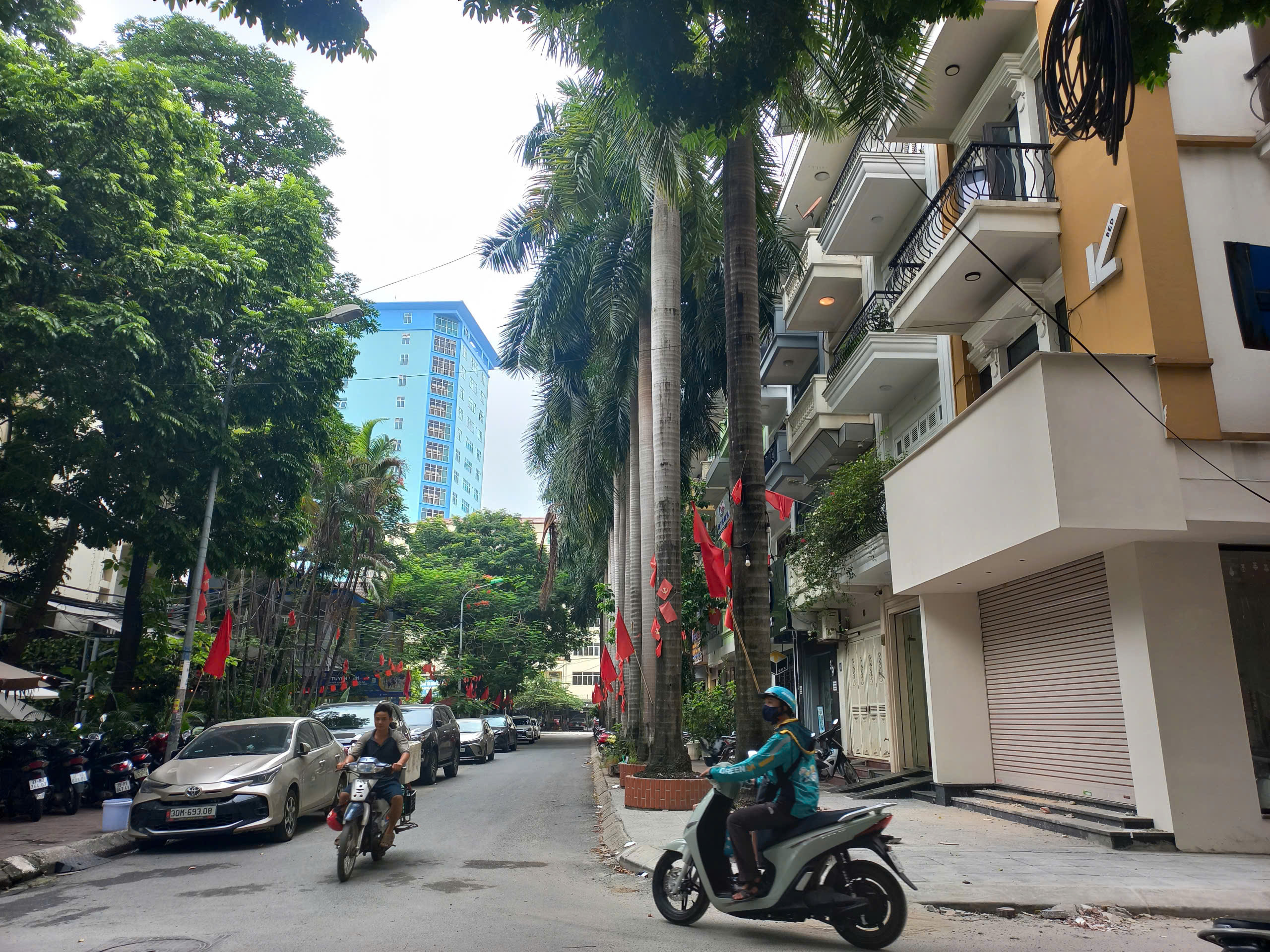 BÁN NHÀ ĐỖ QUANG, PHÂN LÔ VỈA HÈ 52M2 MT4M, OTO TRÁNH, KINH DOANH, VP, 26.X TỶ