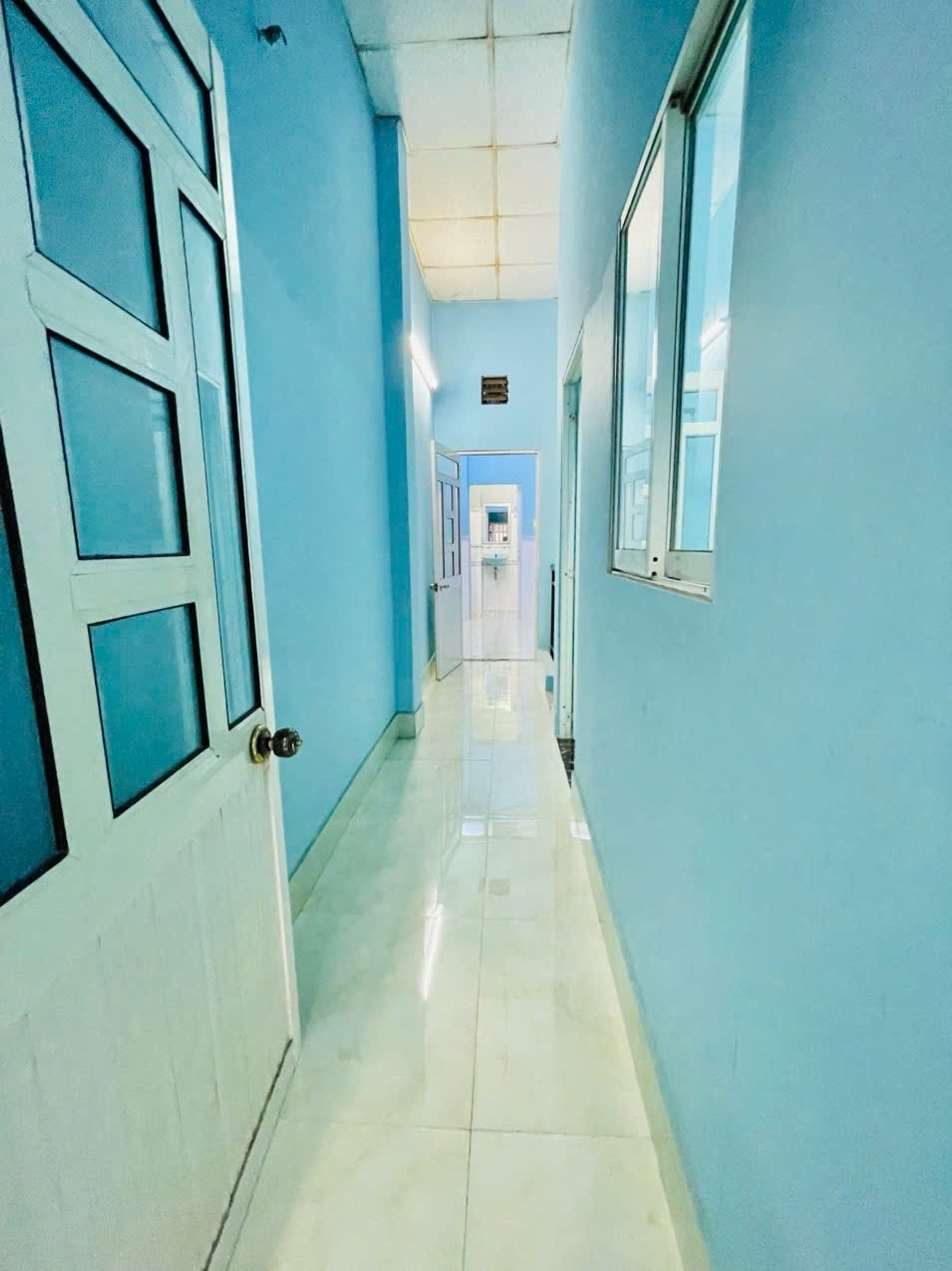 Nhà 3 phòng ngủ, phù hợp gia đình cần không gian riêng.Ngay Hương Lộ2,gần bệnh viện Bình Tân.Chỉ 5ty xíu xiu.-3