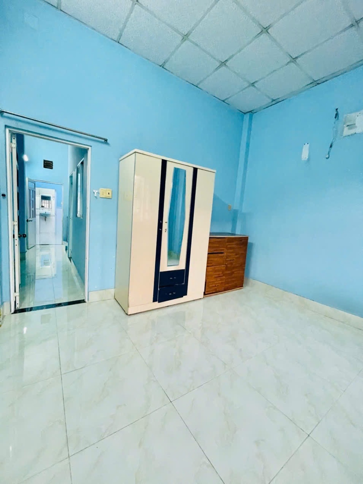 Nhà 3 phòng ngủ, phù hợp gia đình cần không gian riêng.Ngay Hương Lộ2,gần bệnh viện Bình Tân.Chỉ 5ty xíu xiu.-4