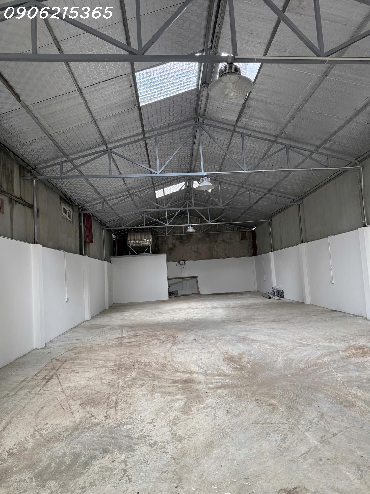 Cho thuê kho xưởng 140m2, Nguyễn Văn Cừ – Long Biên  Điện 3 pha  Ô tô tải tận cửa  Chỉ 15 triệu/tháng, Lh 0906215365