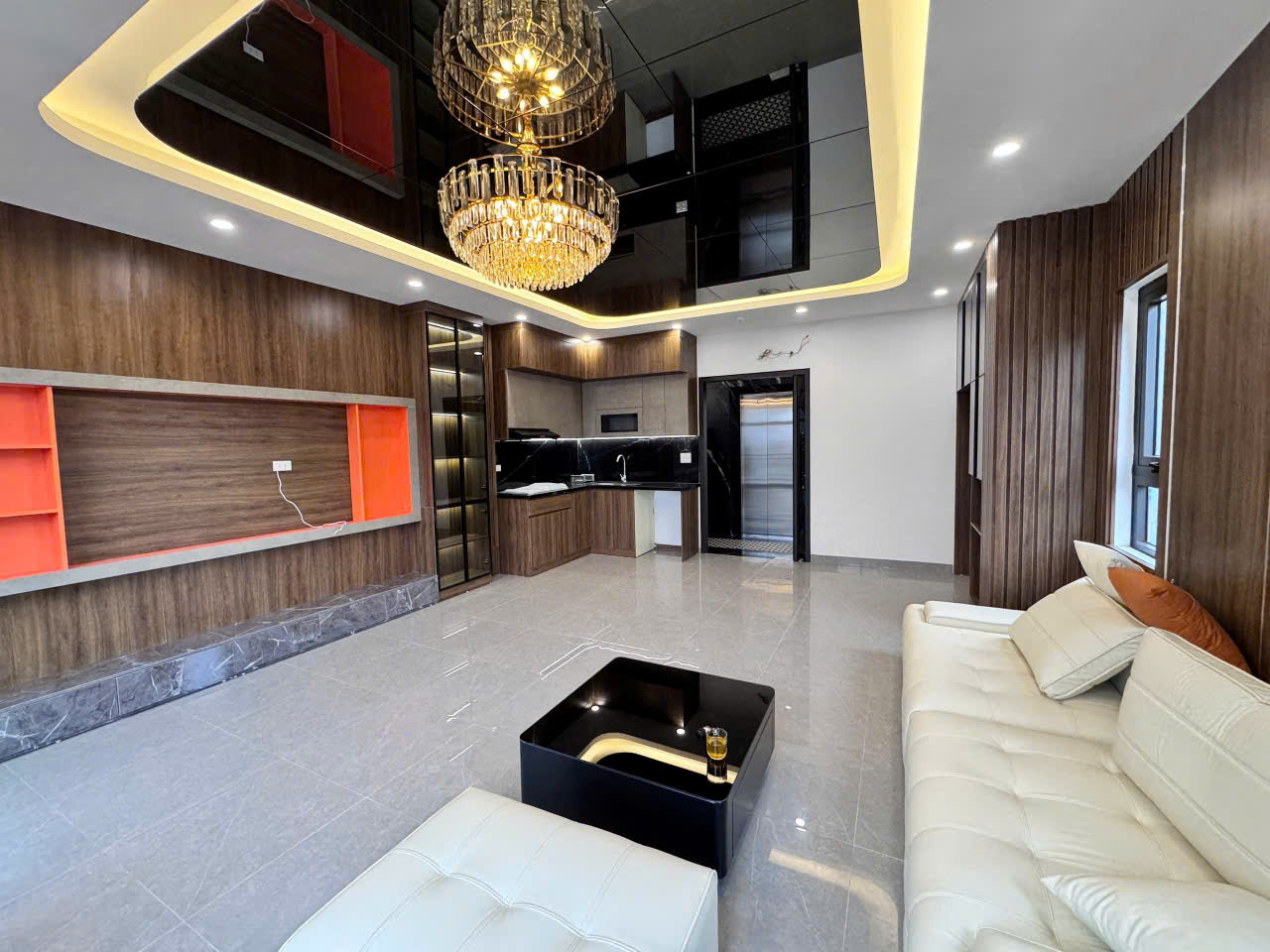 GIẢM 500 TRIỆU.Nhà xây mới, ở ngay, chân ga metro Cầu Diễn,không quy hoạch,thang máy,oto,dt:40mx6T,7.4ty