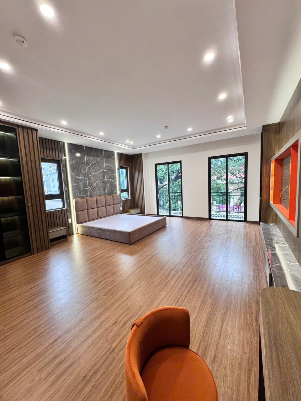 GIẢM 500 TRIỆU.Nhà xây mới, ở ngay, chân ga metro Cầu Diễn,không quy hoạch,thang máy,oto,dt:40mx6T,7.4ty