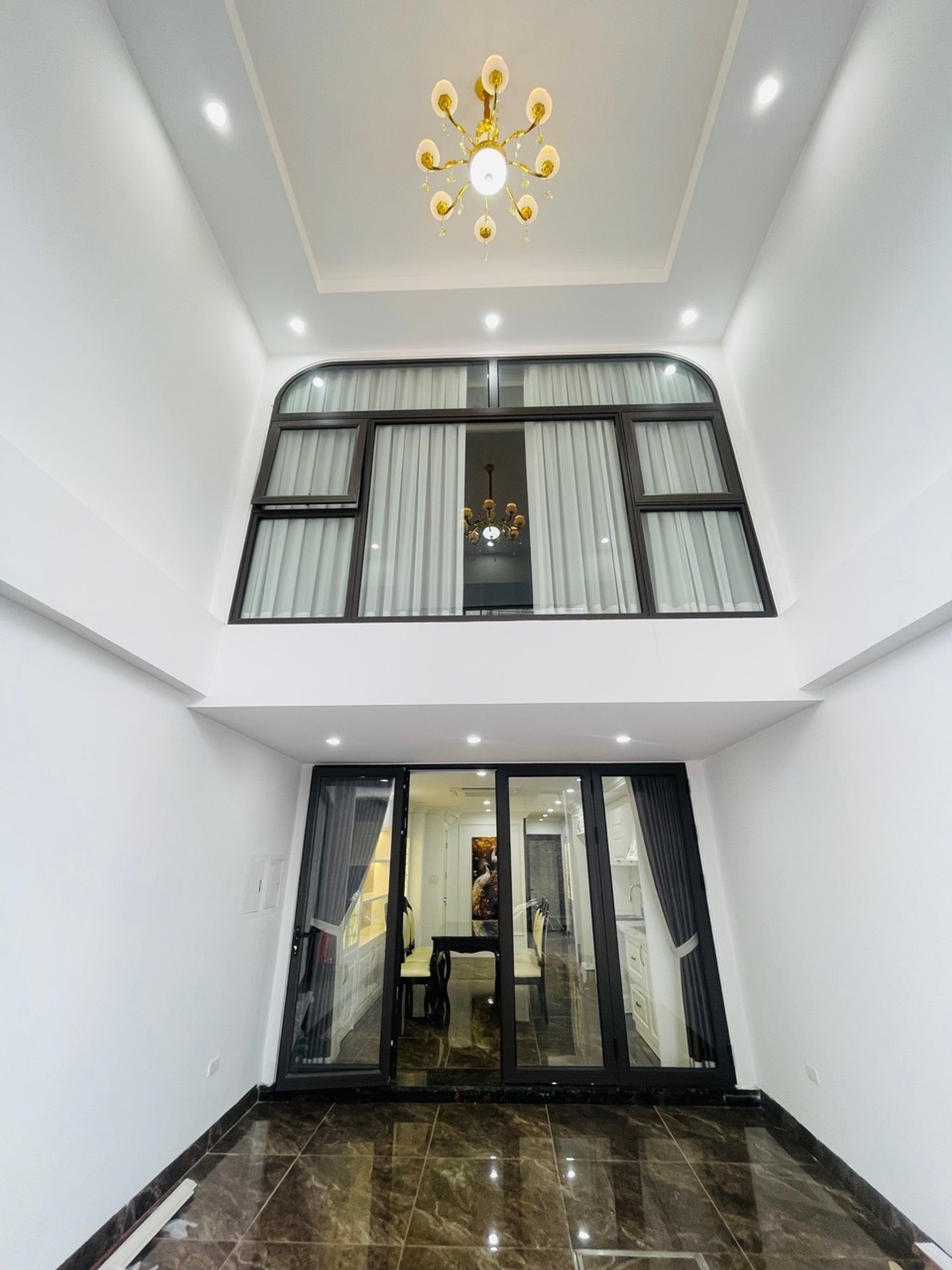 BÁN NHÀ VIỆT HƯNG 65M2- 6 Tầng THANG MÁY- GARA Ô TÔ- FULL NỘI THẤT -18.x Tỷ