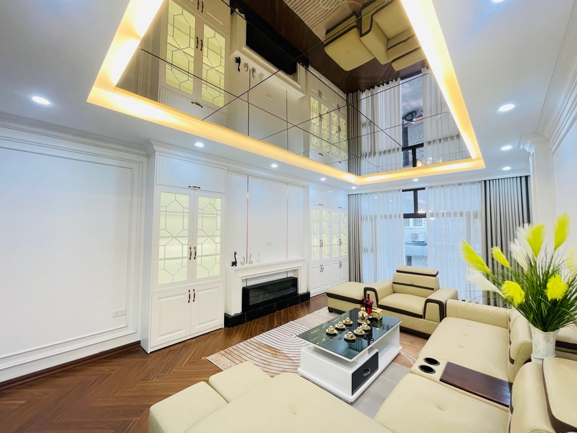 BÁN NHÀ VIỆT HƯNG 65M2- 6 Tầng THANG MÁY- GARA Ô TÔ- FULL NỘI THẤT -18.x Tỷ