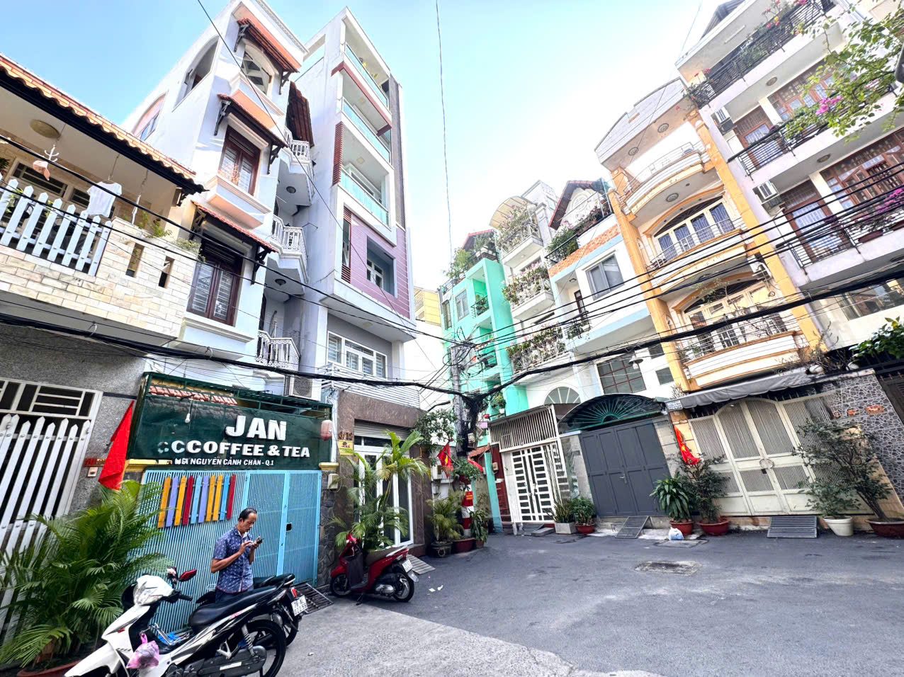 BÁN NHÀ 5 TẦNG HXH 8M Đ.NGYỄN TRÃI & NGUYỄN CẢNH CHÂN, QUẬN 1- KHU VIP NGAY BỘ CÔNG AN- XUNG QUANH HÀNG XÓM ĐỀU LÀ CÁN BỘ NHÀ NƯỚC- 0938676685 GIANG GIANG GẶP CHỦ
